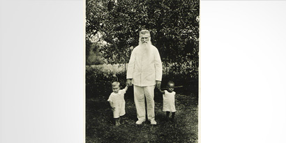 Fotografie von Johann Flierl und zwei Kindern an dern Händen