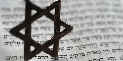 Judenstern auf Papier mit hebräischer Schrift