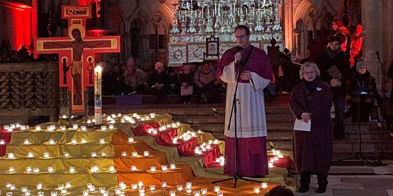  Domkapitular Michael Dreßel und die stellvertretende Dekanin Dr. Bärbel Mayer-Schärtel  bei der Nacht der Lichter., © Evangelische Jugend im Donaudekanat Regensburg