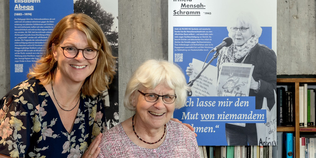 Irmela Mensah-Schramm, beseitigt seit 1986 rechtsextreme Aufkleber und Sprüche.