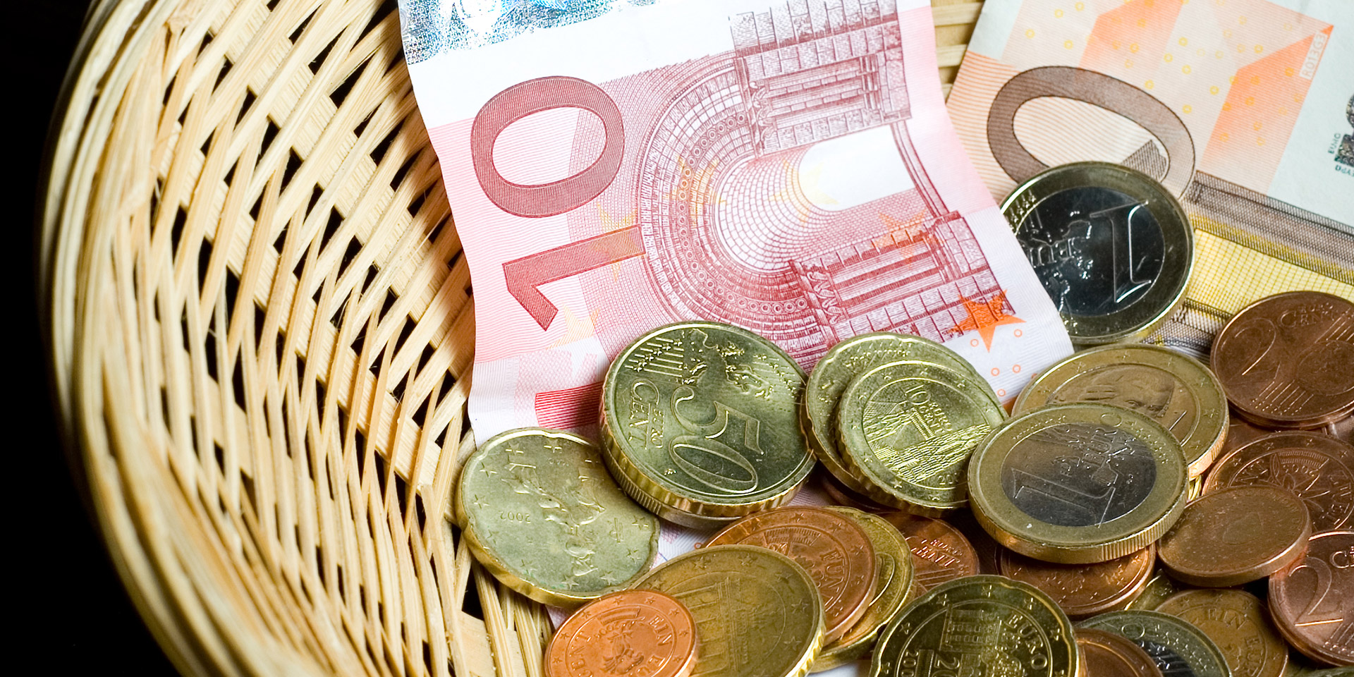 Geflochtenes Kollekten-Körbchen mit Euro-Münzen und Euro-Scheinen Kollekten-Körbchen mit Münzen und Scheinen