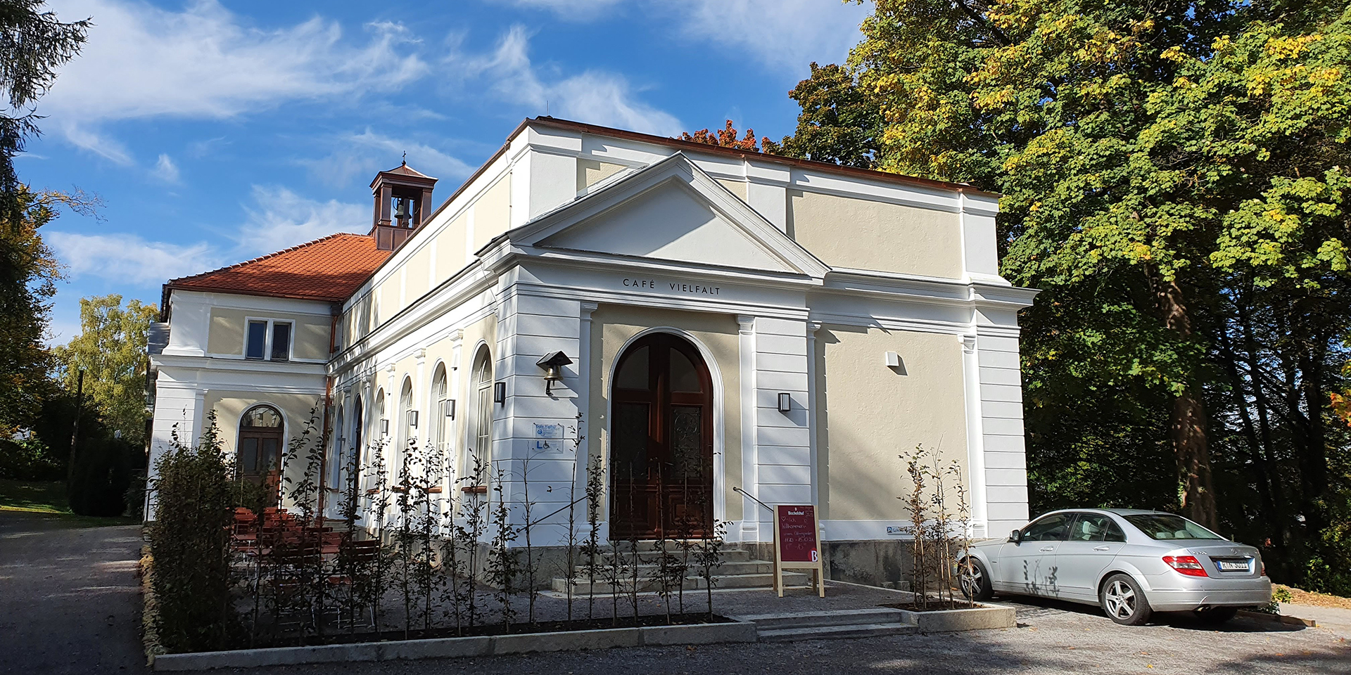 Der Evangelische Zentralfriedhof in Regensburg ist eine Oase der Ruhe und des Friedens. Viele Besucherinnen und Besucher sind seit jeher von den alten Bäumen und der Natur in dem parkähnlichen Gelände begeistert