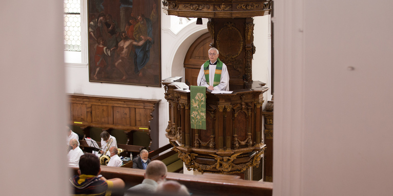 Der Spiritual Prof. Dr. Josef Freitag bei seiner Predigt zum Hohen Friedensfest in St. Anna , © Irmgard Hoffmann 
