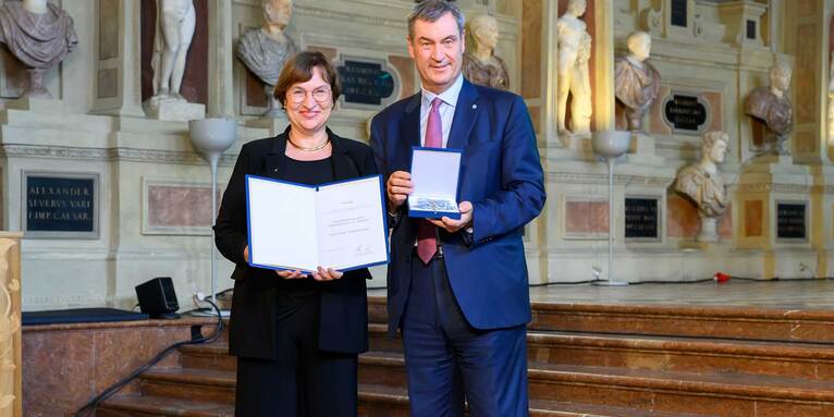 Regionalbischöfin Elisabeth Hann von Weyhern wurde mit dem Bayerischen Verdienstorden ausgezeichnet.Regionalbischöfin Elisabeth Hann von Weyhern wurde mit dem Bayerischen Verdienstorden ausgezeichnet., &copy; Bayerische Staatskanzlei