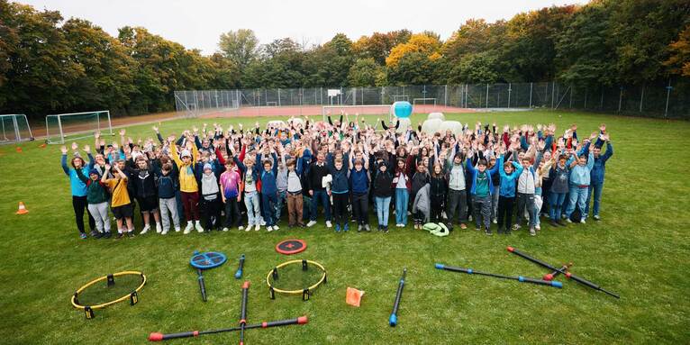 In rund 20 Workshops probierten sich die Jugendlichen aus – beim Fußball, Tanzen, Klettern, Jonglieren oder kreativen Gestalten., © EJB/Simeon Johnke