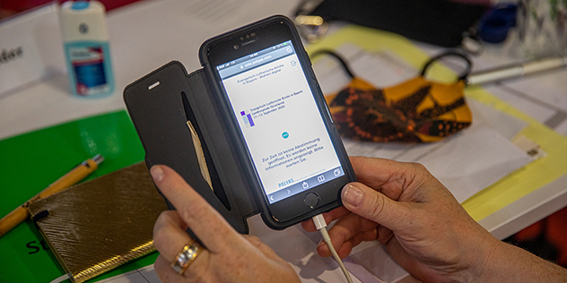Hand mit Handy Hand mit Handy,© elkb/mck