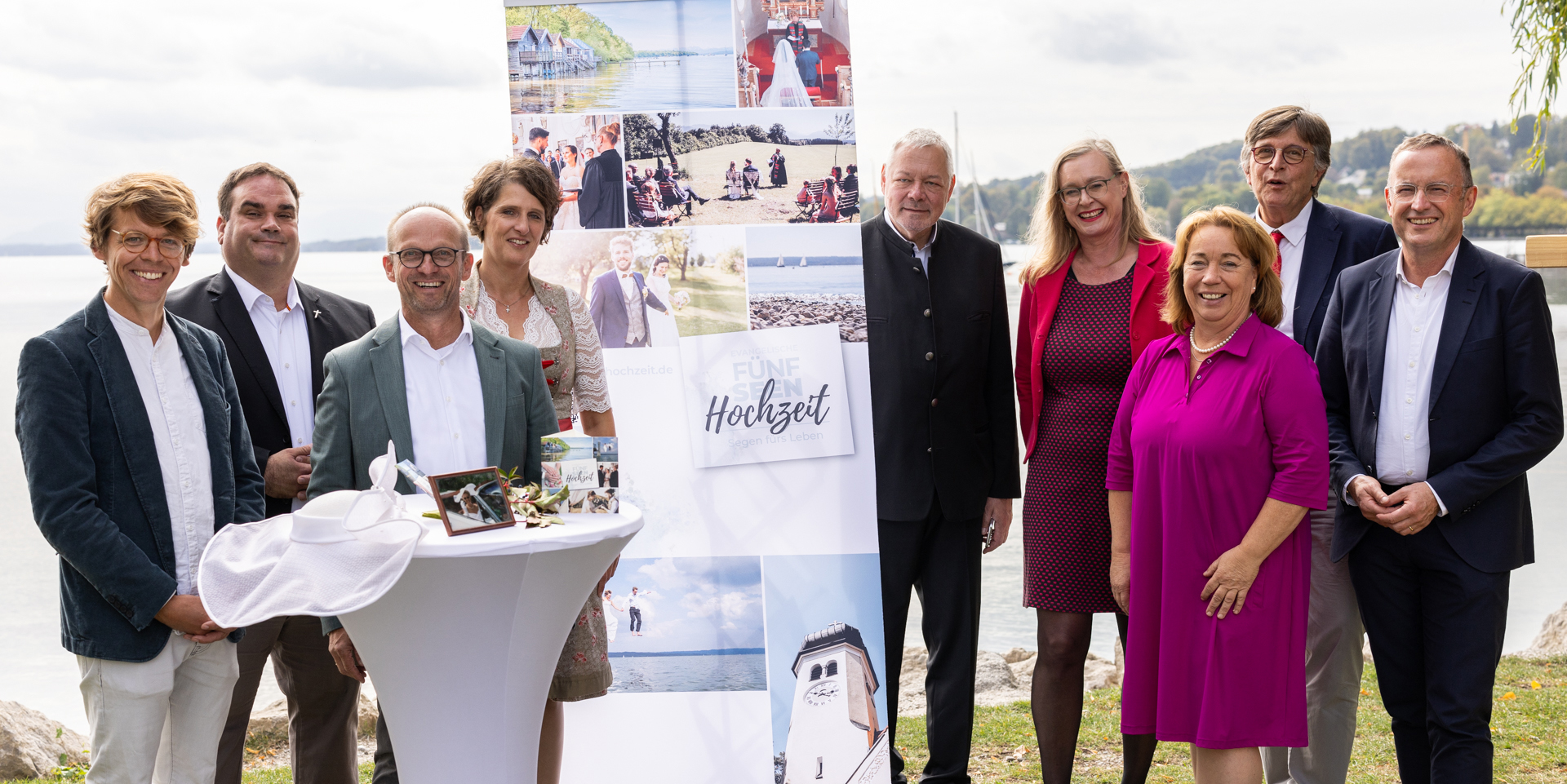 Die an dem Projekt 5Seenhochzeit beteiligten Pfarrerinnen und Pfarrer mit Marlene Greinwald, Bürgermeisterin von Tutzing, und Regionalbischof  Christian Kopp