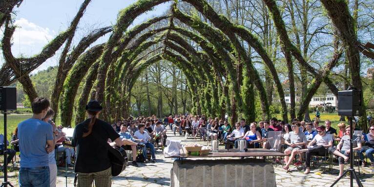 Die 30 Meter lange Kirche besteht vor allem aus dem Naturmaterial Weiden. , &copy; EJB
