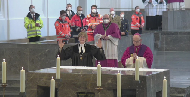 Gisela Bornowski und Franz Jung beim Segen im ökumenischen Gottesdienst