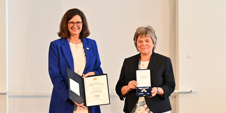 Ilse Aigner zeichnet Präsidentin Barbara Städtler-Mach mit dem Verfassungsorden aus, © Archiv des Bayerischen Landtags