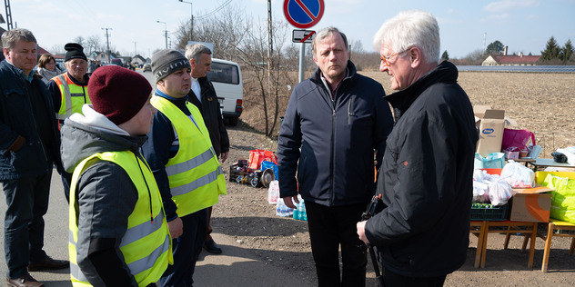 Gespräch mit ungarischen Helfern an der Grenze, Freiwillige, die am Straßenrand direkt hinter der Grenze stehen.