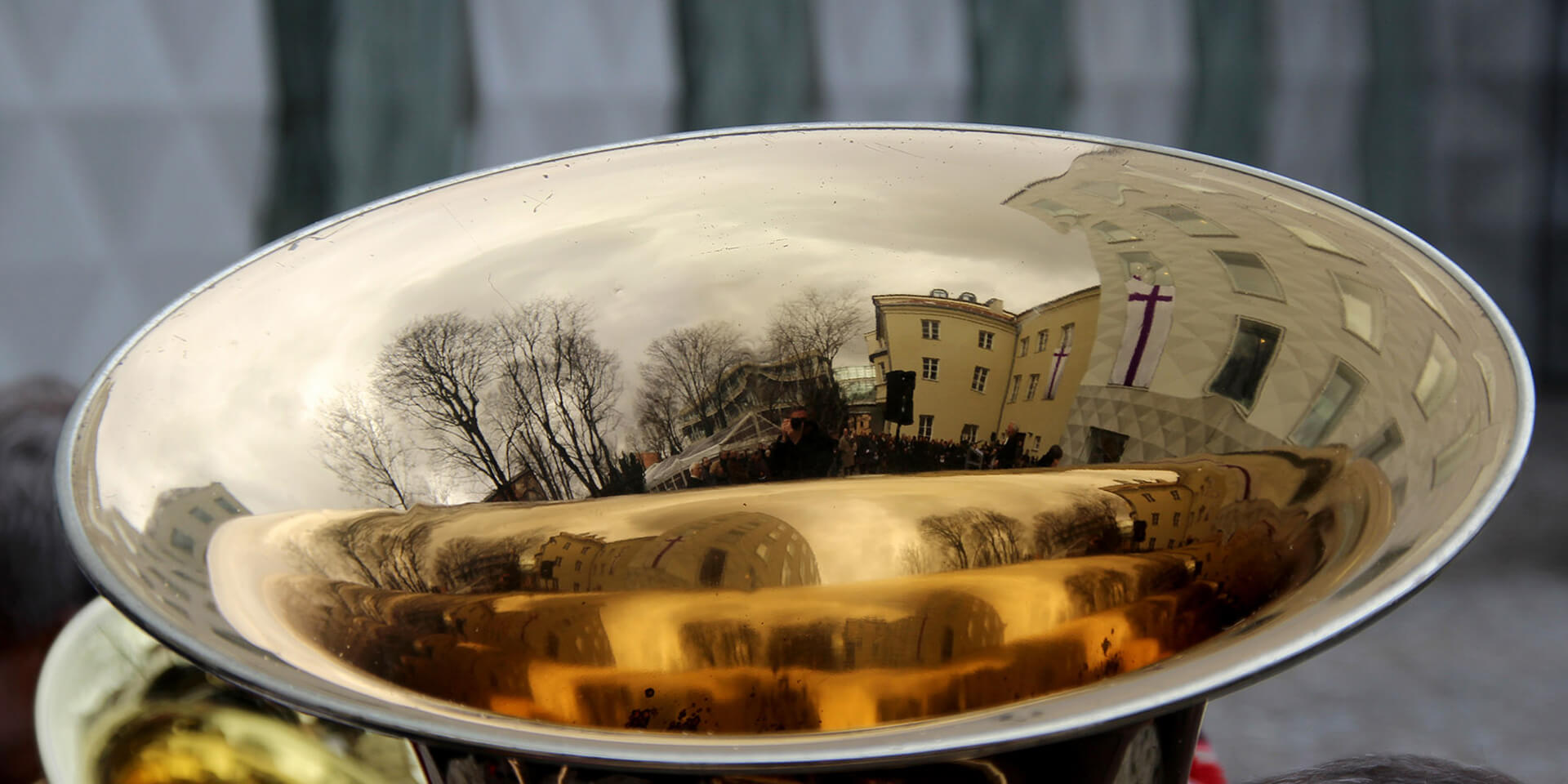 Posaune mit Spiegelung Landeskirchenamt München Posaune mit Spiegelung Landeskirchenamt München