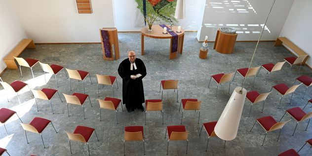 Pfarrer Hannes Schott vor dem Gottesdienst in Bayreuth