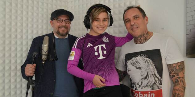 Pfarrer Hannes Schott, Yascha und Redakteur Micha Götz.