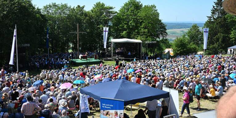 Rund 10.000 Gäste feiern am Pfingstmontag den Bayerischen Kirchentag auf dem Hesselberg., &copy; ELKB/Kerstin Dominika Urban