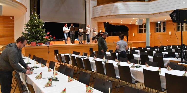 Auch zum Saal schmücken werden noch Helfer gesucht (Bild aus 2024)., © bzn