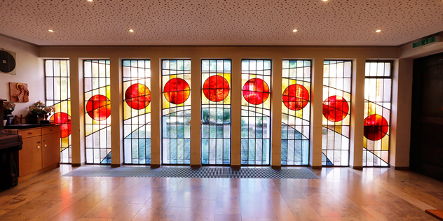 Schlößle Stadtbergen Glasfenster, © Diakonie Augsburg / Herbert Gairhos