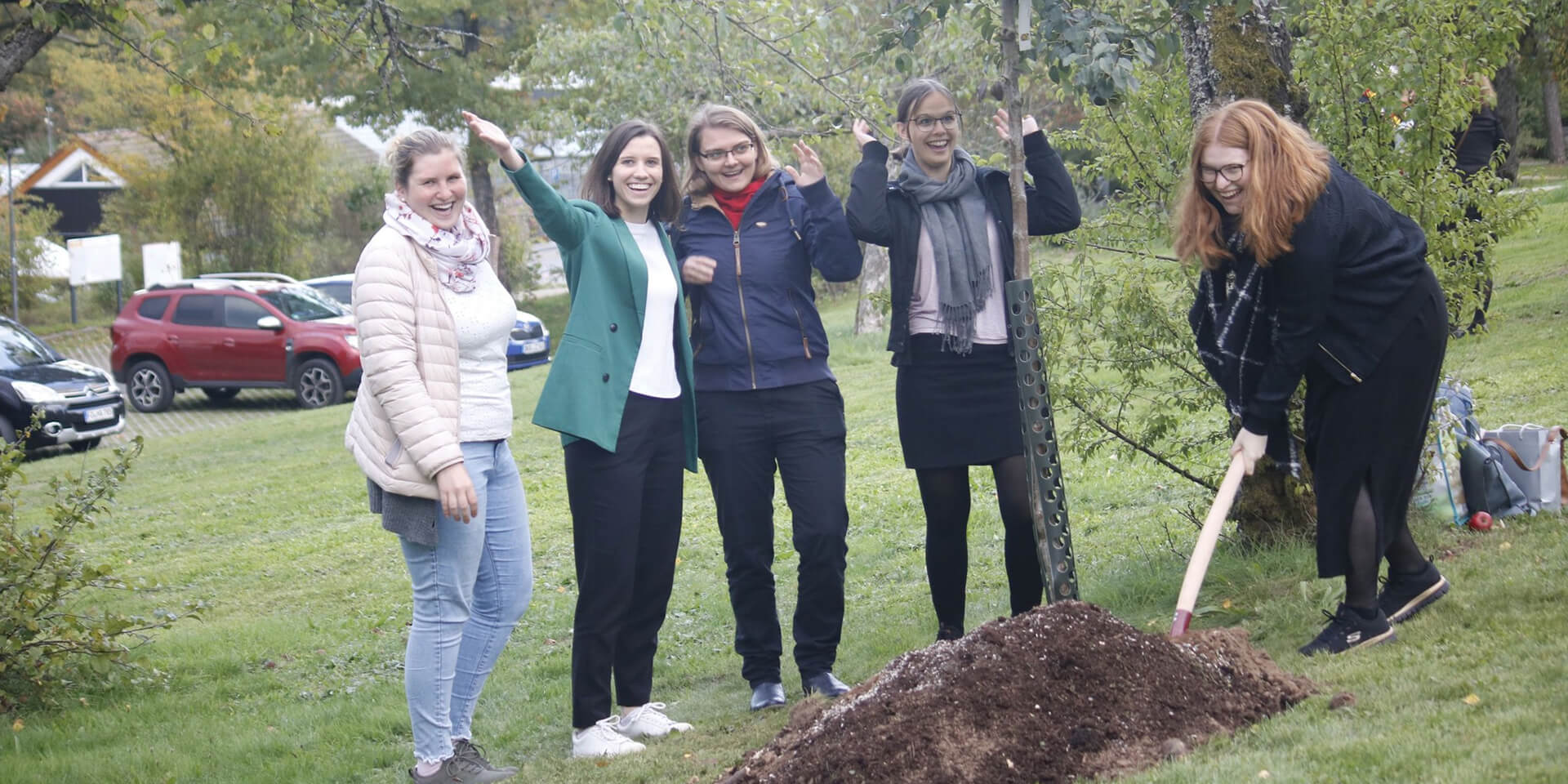 Fünf der neuen Diakoninnen bei der Baumpflanzaktion