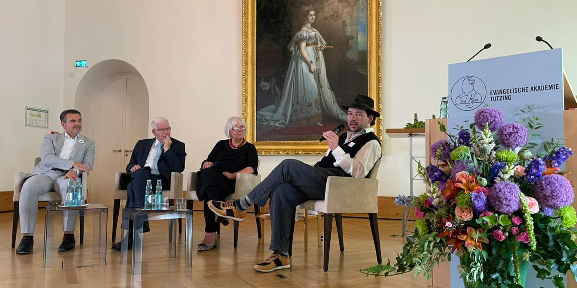 Der Imam der Penzberger Moschee, Benjamin Idriz, der Präsident des Zentralrats der Juden, Josef Schuster, Synodalpräsidentin Annekathrin Preidel und Moderator Patrick Schwarz 