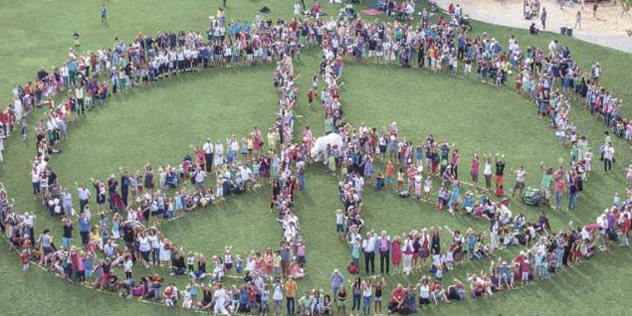 Menschen auf einer Wiese