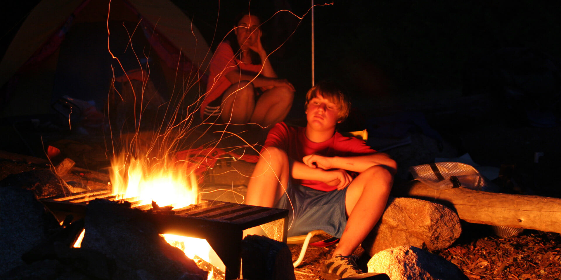 Jugendliche am Lagerfeuer Jugendliche am Lagerfeuer