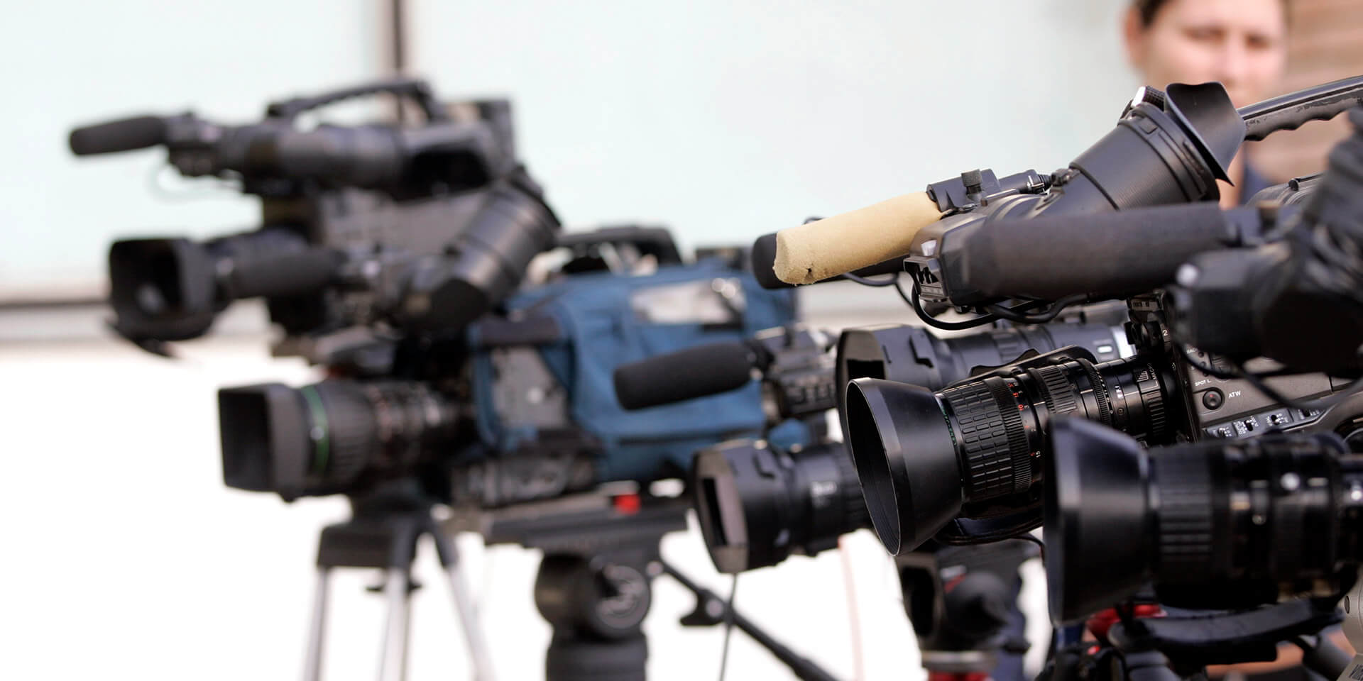 viele Fernsehkameras stehen nebeneinander Fernsehkameras