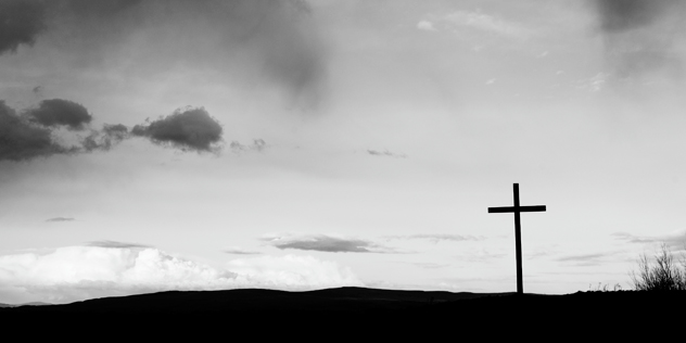 Kreuz auf einem Berg, © iStockPhoto / john shepherd