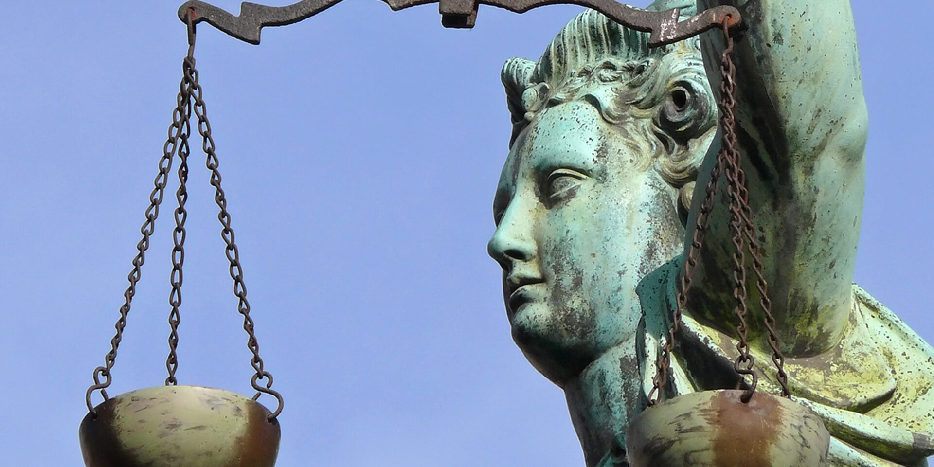 Das Foto zeigt eine Großaufnahme der Justitia, die stellvertretende Ikone für die Gerechtigkeit und das Rechtswesen. Die Justitia, die Personifikation der Gerechtigkeit.