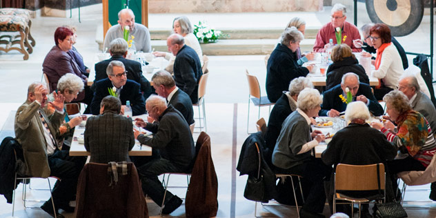 Menschen in einer Kirche