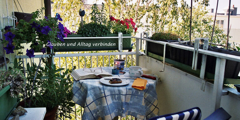 Balkontisch mit Kerze, Bibel und Frühstück, © Schnurr