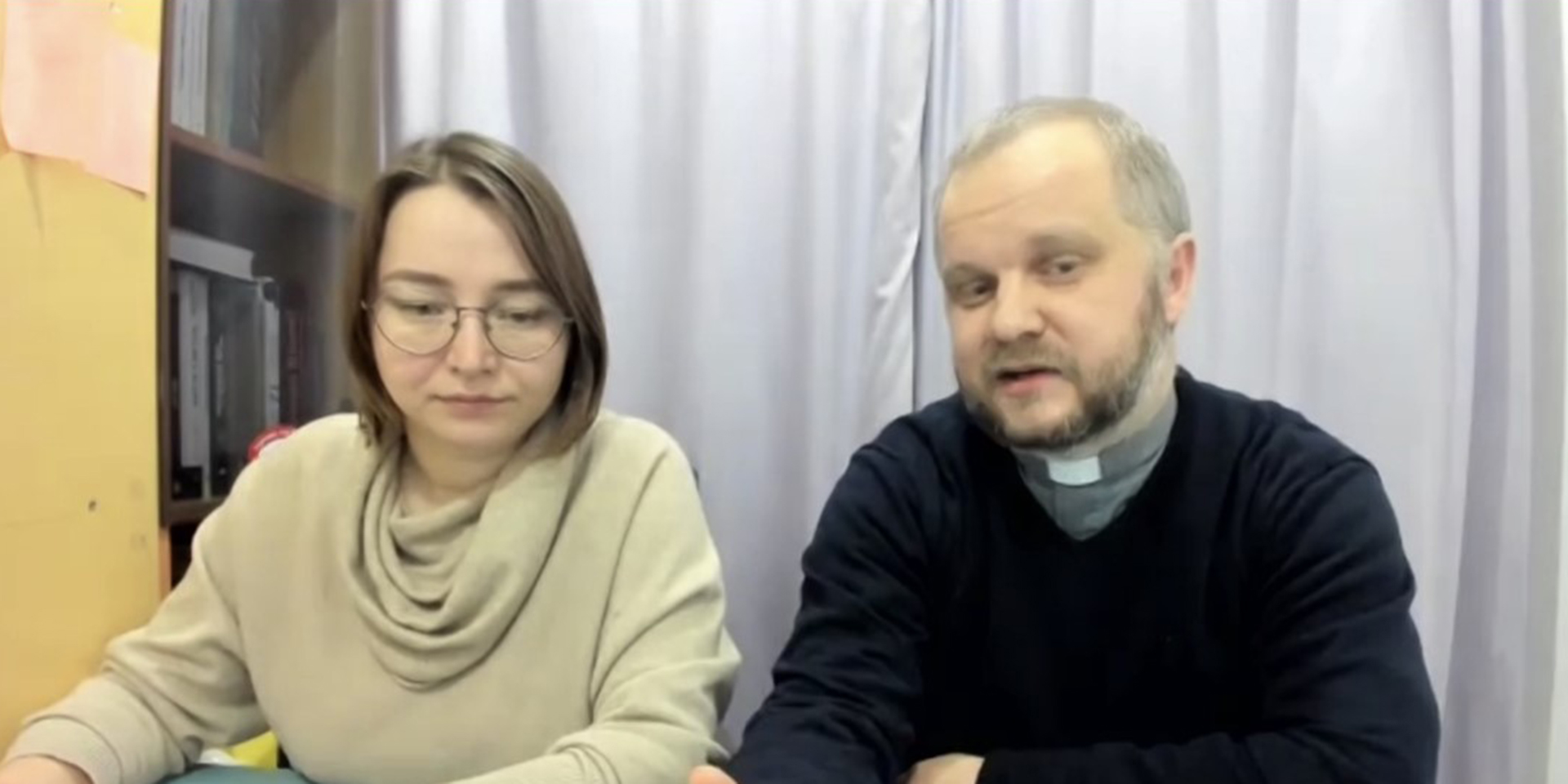 Dolmetscherin und Pavlo Shvartz, Bischof der Deutschen Evangelisch-Lutherischen Kirche in der Ukraine