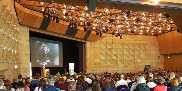 Zahlreiche Gäste beim Jubiläumskongress des Evangelischen Kindertagesstättenverbands in der Stadthalle in Fürth