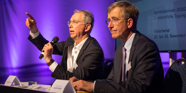 Finanzchef Patrick de La Lanne und Finanzausschussvorsitzender Joachim Pietzcker erläutern Journalisten die finanziellen Planungen.