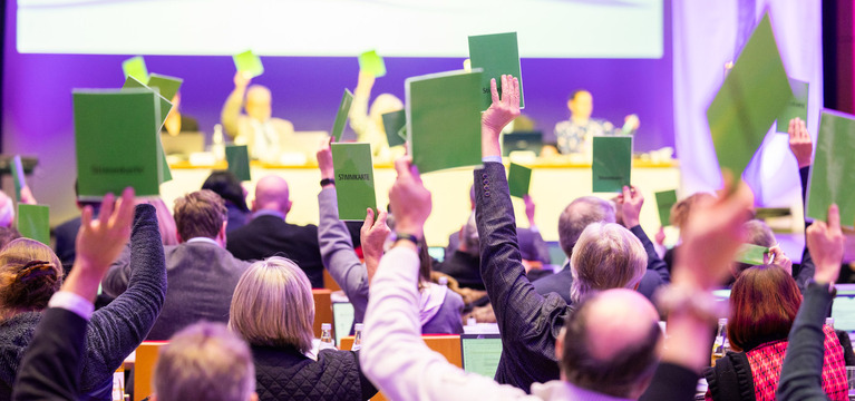 Synodale bei der Abstimmung, © elkb/mck