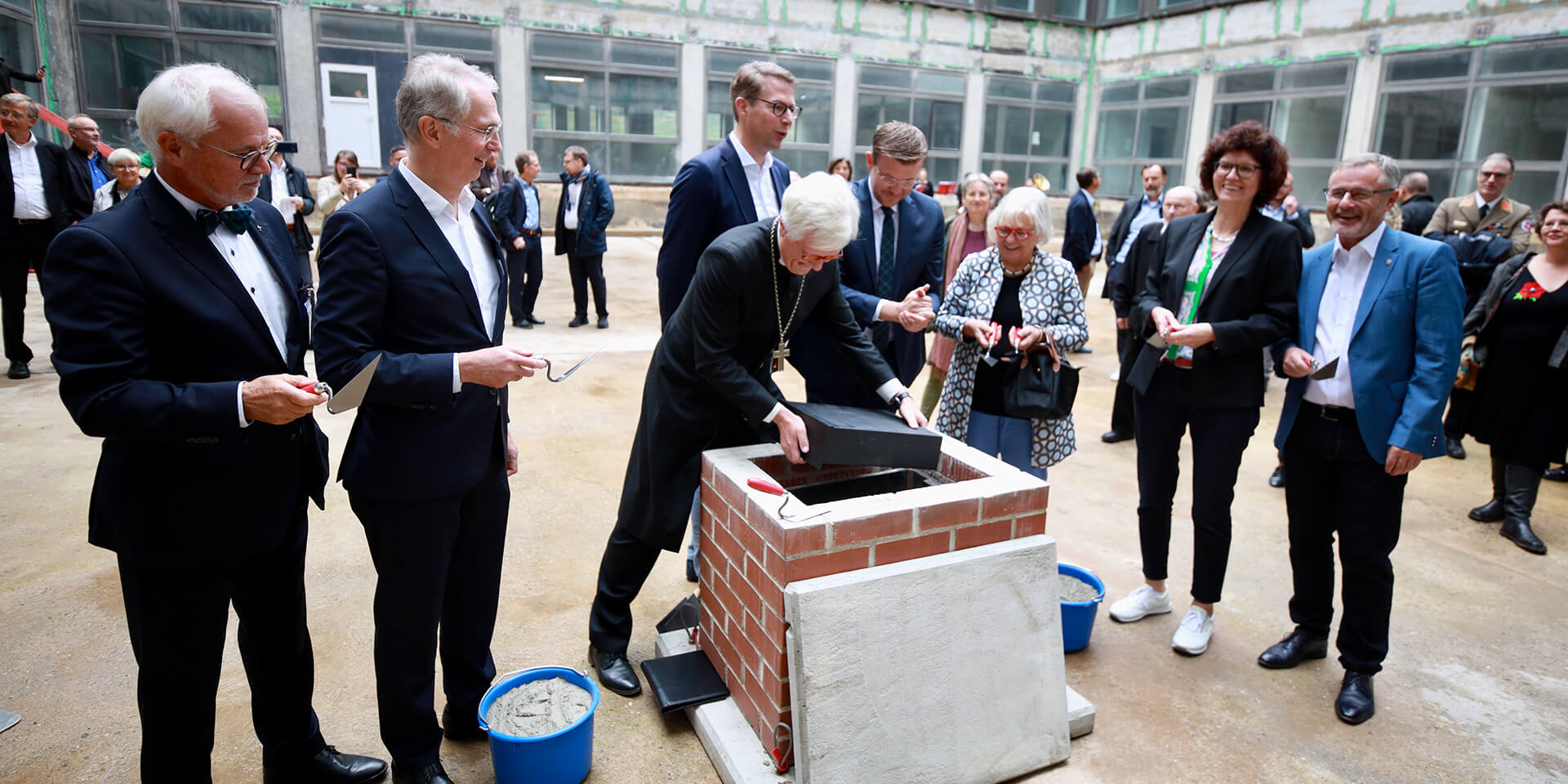 Im Bild rechts die Leiterin des Amts für Gemeindedienst, Gudrun Scheiner-Petry sowie der Präsident der Evangelischen Hochschule, Prof. Dr. Thomas Popp, die mit ihren Einrichtungen auf den Campus ziehen werden.