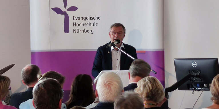 Hochschulpräsident Prof. Dr. Thomas Popp begrüßt zahlreiche Ehrengäste, © EvHN