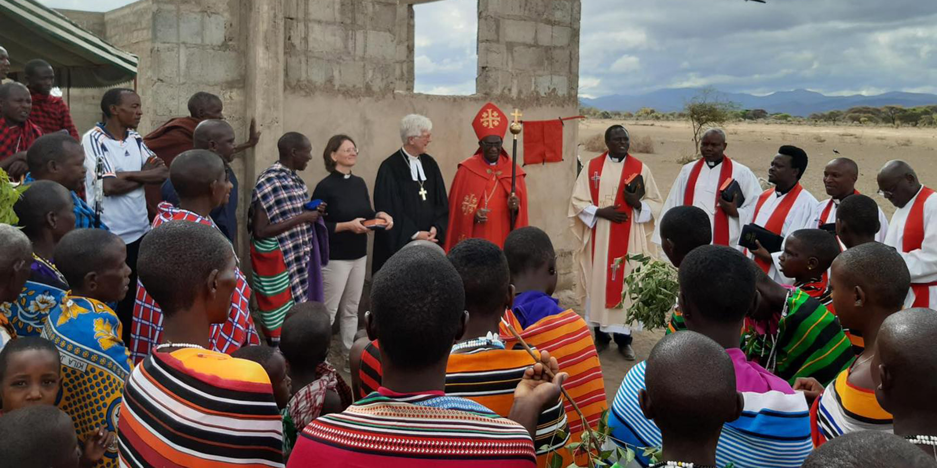 Landesbischof Heinrich Bedford-Strohm und die bayerische Delegation bei der Grundsteinlegung einer Kirche in der Massai-Stepppe 