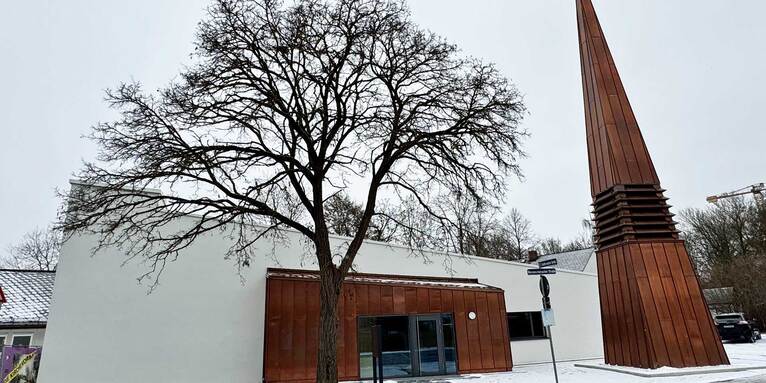 Nach rund anderthalb Jahren Bauzeit ist die neue Kirche, die nur wenige Meter neben der bisherigen steht, fertig. , &copy; ELKB