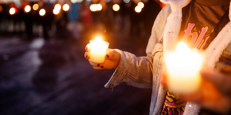 Man sieht eine Gruppe von Menschen mit Kerzen in der Hand , © FUNDUS/Peter Bongard 