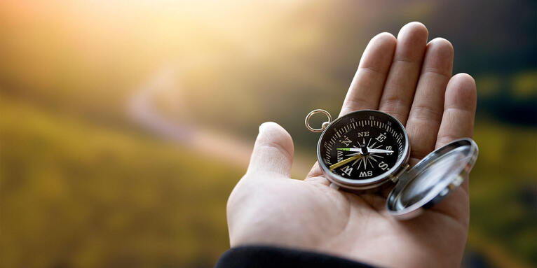Eine Hand hält einen Kompass, © gettyimages/Hwangdaesung