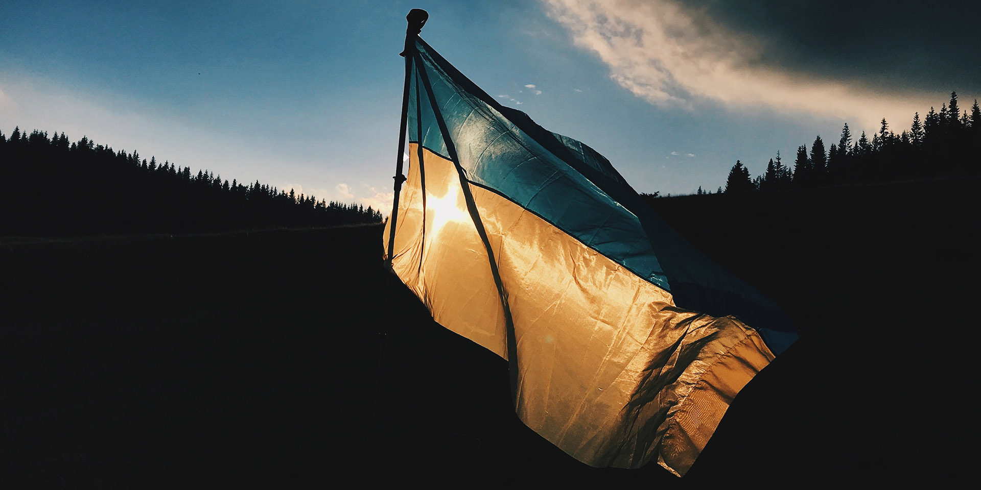 Ukrainische Flagge im Gegenlicht 