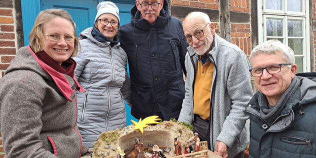 Pastorin Verena Häggberg, Ehepaar Waltraud und Bodo Burk,  Erbauer Gernot Haug und Eilhard Aden (v.l.n.r) vom Kirchengemeinderat  freuen sich über die Krippe