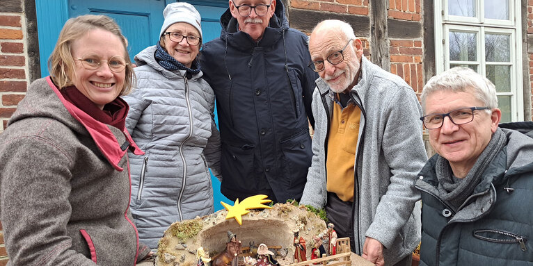 Pastorin Verena Häggberg, Ehepaar Waltraud und Bodo Burk,  Erbauer Gernot Haug und Eilhard Aden (v.l.n.r) vom Kirchengemeinderat  freuen sich über die Krippe, © H.J. Kohl 