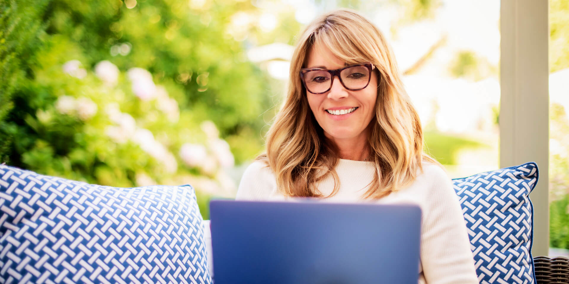 Frau am Laptop