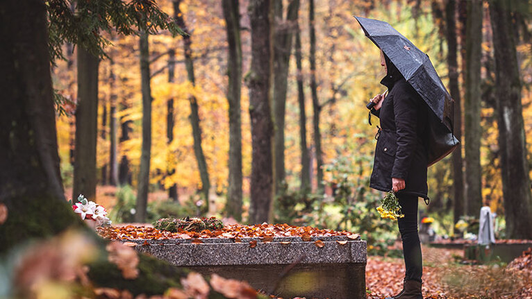 In Trauerfällen sucht man oft einen passenden Bibelvers., © GettyImages