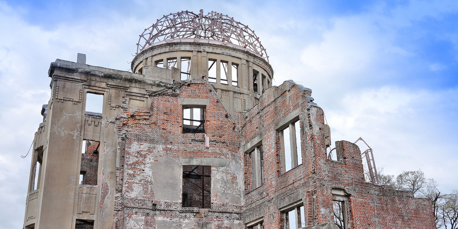 Das Friedensdenkmal in der japanischen Küstenstadt Hiroshima, auch unter „Atombombenkuppel“ bekannt, erinnert an die Opfer der Atombombe vom 6. August 1945. Das Gebäude ist noch im selben Zustand wie kurz nach der Detonation.