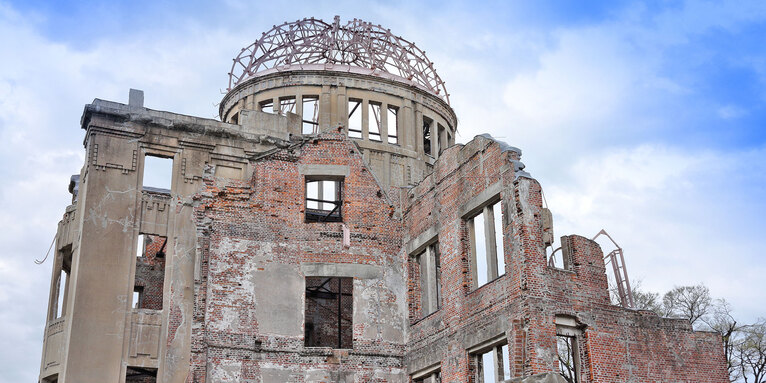 Das Friedensdenkmal in der japanischen Küstenstadt Hiroshima, auch unter „Atombombenkuppel“ bekannt, erinnert an die Opfer der Atombombe vom 6. August 1945. Das Gebäude ist noch im selben Zustand wie kurz nach der Detonation., © GettyImages