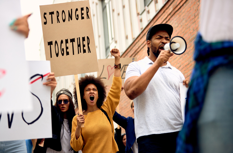 Als im März 2020 der junge Afroamerikaner George Floyd von Derek Chauvin, einem Polizisten aus Minneapolis, er- mordet wurde, gingen auf der ganzen Welt Menschen ver- eint und in gerechtem Zorn auf die Straße, um gegen die Ungerechtigkeit zu protestieren., © GettyImages-Daren zigic