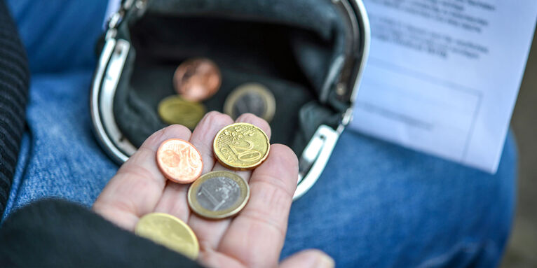 Ein paar Euromünzen in der Hand, © gettyimages/Karl-Hendrik Tittel