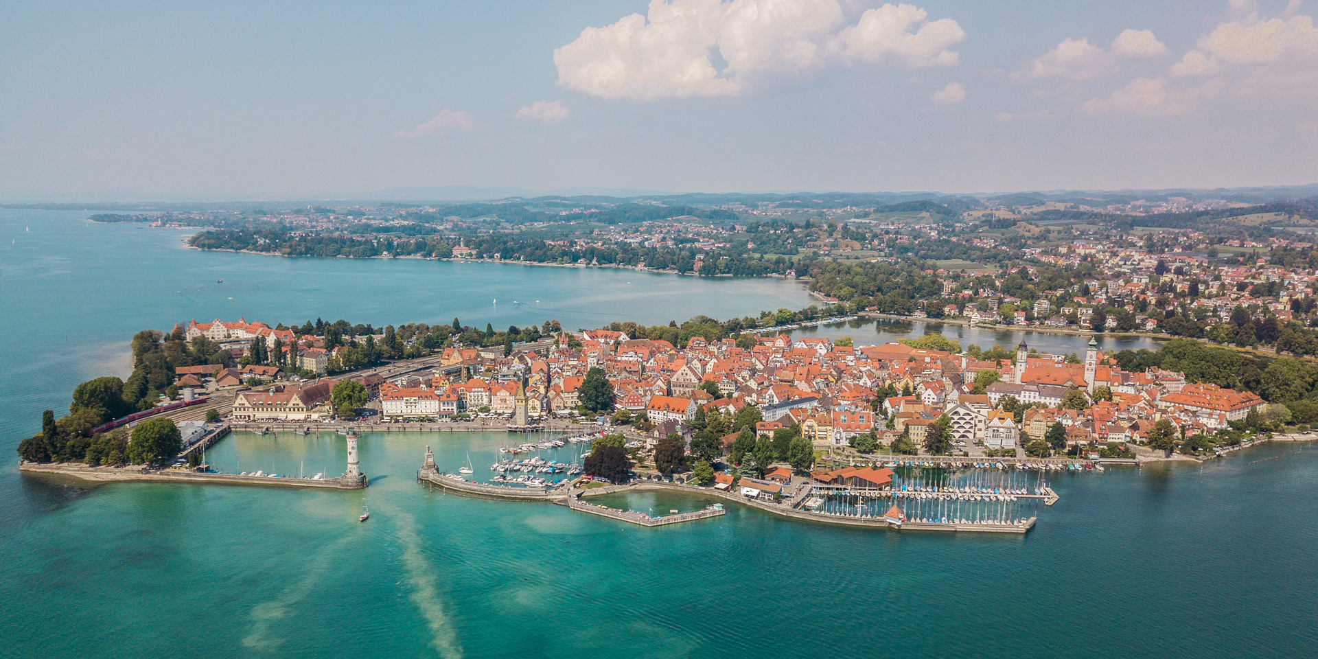 St. Stephan Kirche (oft als Inselkirche bezeichnet) ist die größte Kirche in Lindau und liegt direkt am Marktplatz der historischen Inselstadt Lindau im Bodensee.